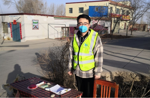 2542d6d253f34da4b8a23d00c84691c5.jpg 刘晶在甘肃省武威市凉州区柏树镇做志愿者.jpg