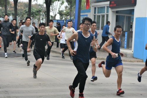 7dff0caf6ae24f3ab83f7de343ac94dd.jpg 同学向前奔跑.JPG