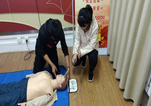 8505b63b47a545b09bbfc5c1b8c96a5b.jpg 尹医生指导学生.jpg