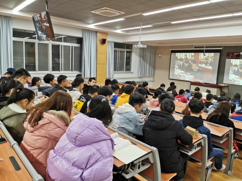 f069c6585fe74daaa0ec8bc70dead7d5.jpeg 同学们认真观看.jpeg