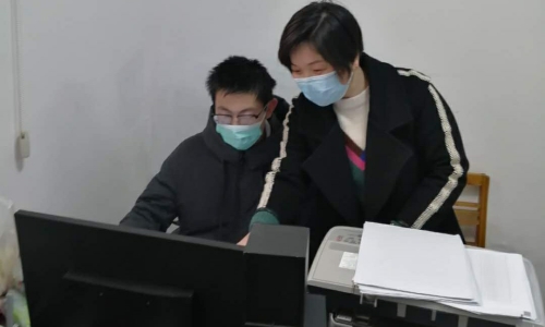 fd9d49cbbb0b4b01bb2e243f91a51f30.jpg 高田宇在河南省许昌市长葛市建设街道办事处的工作室做志愿者.jpg