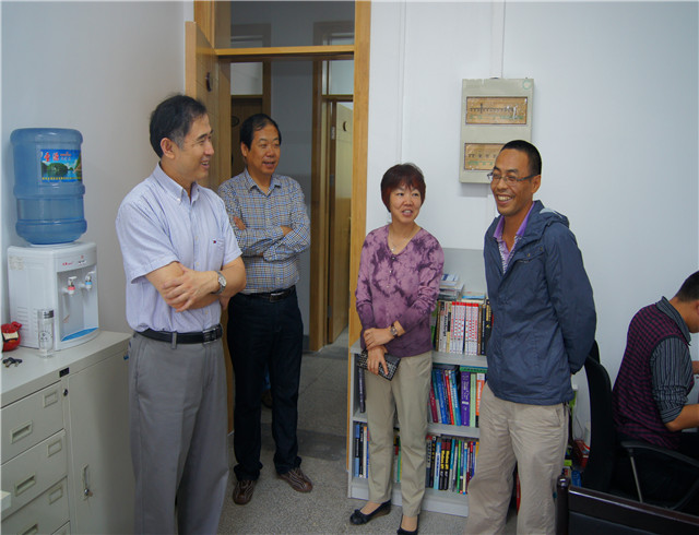 与引进人才亲切交流 与引进人才亲切交流