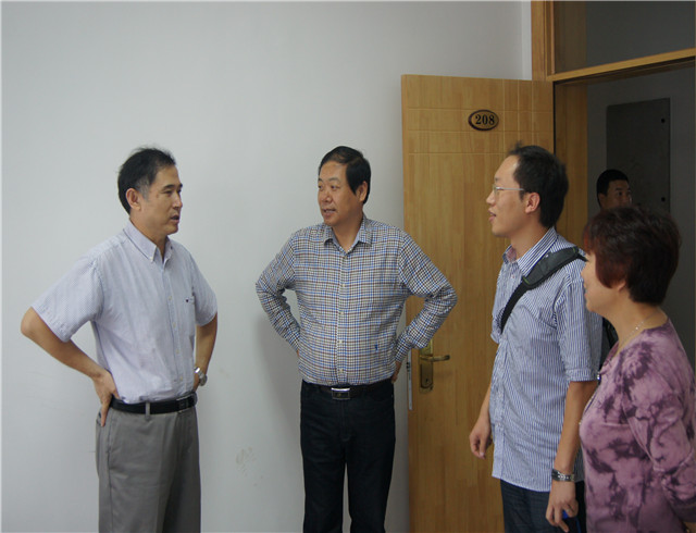 与青年教师亲切交流 与青年教师亲切交流