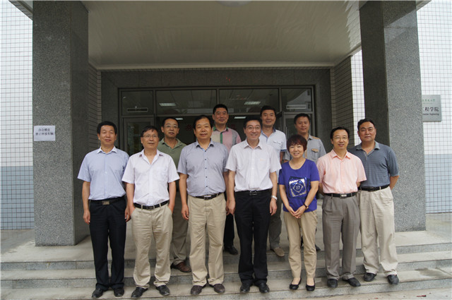 与学院领导合影 与学院领导合影