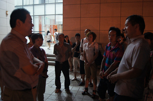 领导与家长亲切交谈 领导与家长亲切交谈